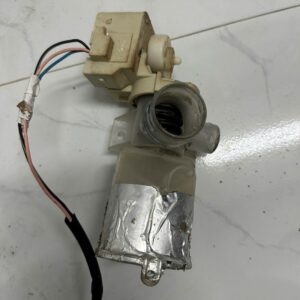 Cụm mô tơ xả 3 dây máy giặt inverter Aqua cửa trên AQW-DR100ET tháo máy