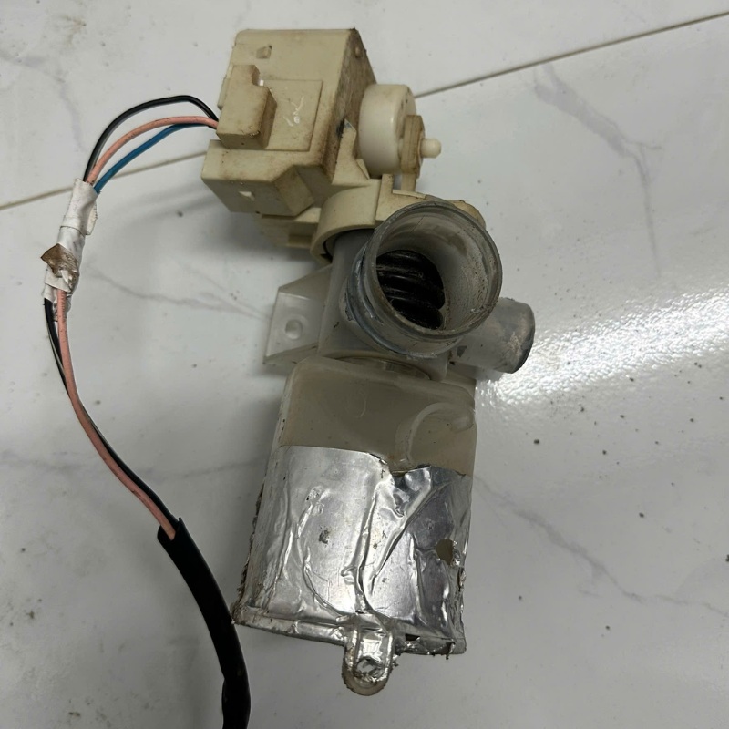 Cụm mô tơ xả 3 dây máy giặt inverter Aqua cửa trên AQW-DR100ET tháo máy
